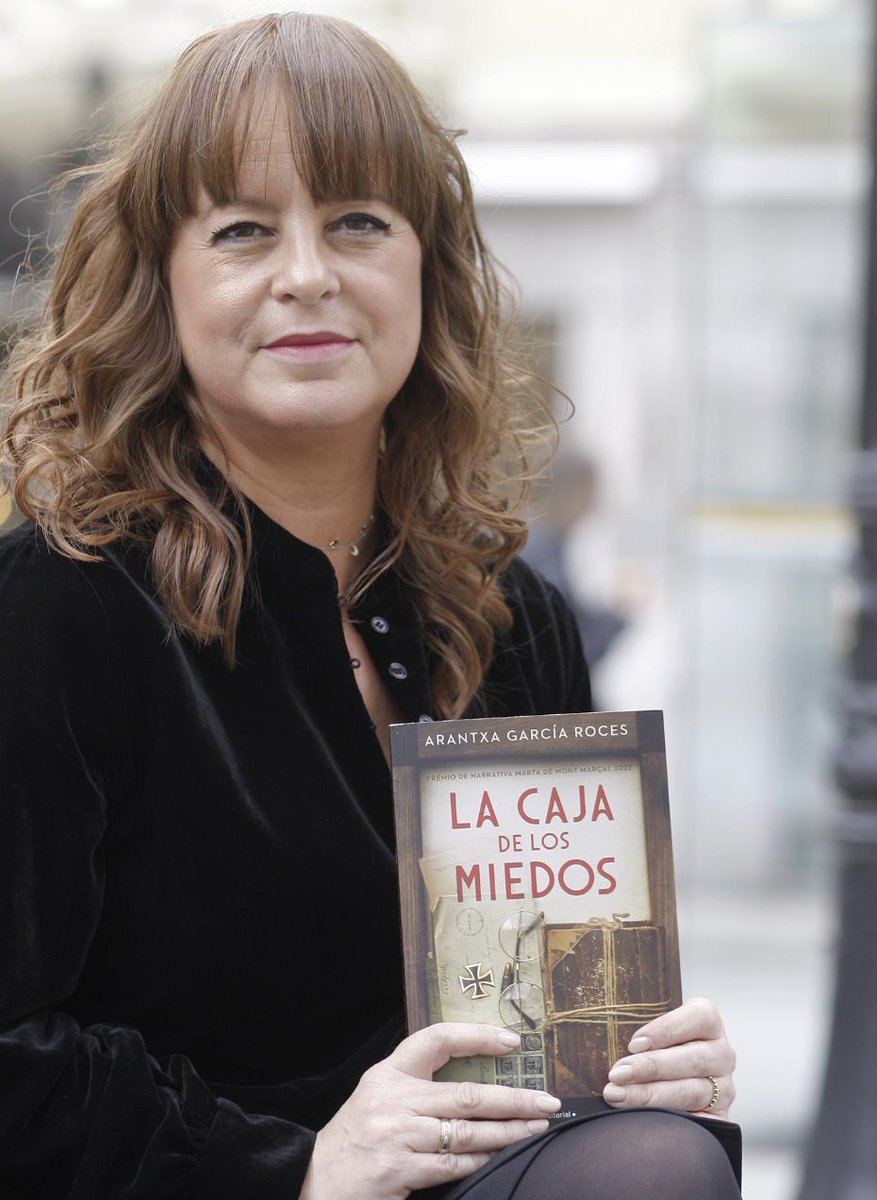 RocaEditorial's tweet photo. «@arantxagroces ha rescatado el lado más humano de Margaretha Zelle, la espía doble que pasó a la historia como Mata Hari.» #LaCajaDeLosMiedos, ganadora del #MontMarçal2022, en @EFEnoticias: 
https://t.co/dgkkfmiGO5 https://t.co/lA2omKHcRD