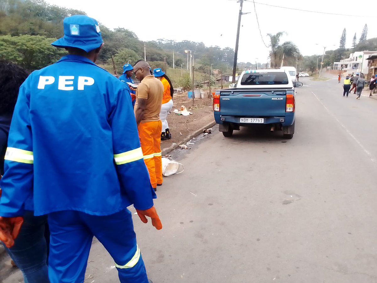 SASDIAlliance's tweet photo. The cleaning campaign program was launched last week in Mathambo Informal Settlement, and teams began cleaning this morning. KEEP UP THE GOOD WORK!!! @eThekwiniM Department of Solid Waste.
#Mathambo #asivikelane #bettercommunities
@asivikelane @eThekwiniM https://t.co/cVsoeMnhC7