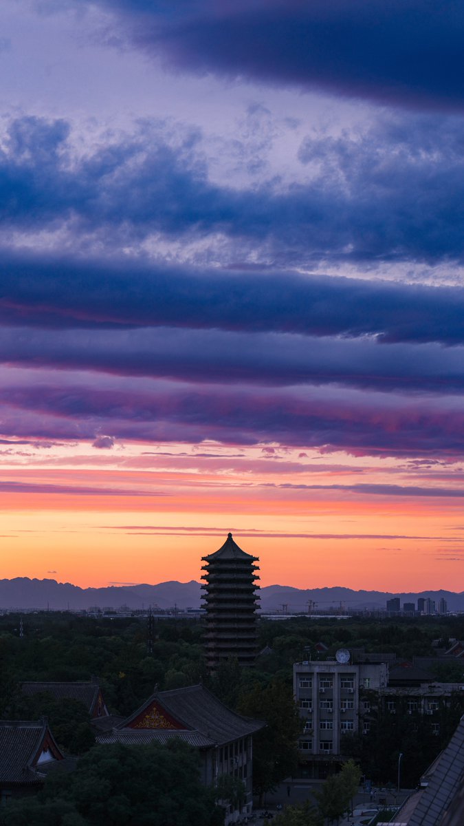 PKU1898's tweet photo. Sunset is the opening music of the night. (Photos: Zhu Chengxuan, Huang Zhe) https://t.co/4OeOU159Hn