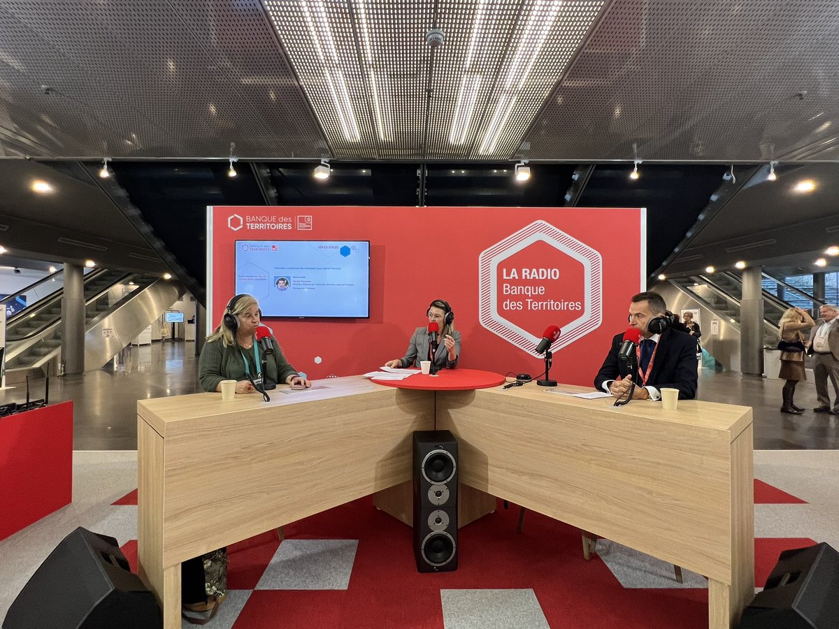 BanqueDesTerr's tweet photo. Oyé oyé ! la #RadioBDT va commencer !
Ce matin, on démarre par les #EPL ultramarines avec Hervé Tonnaire, DR @BdT_Pacifique et Muriel Malfar-Pauga, Présidente de la #SEMAGGLO
Rendez-vous sur les bonnes ondes 📻 👉 https://t.co/eKGlleMxNo
#CongresEPL @FedEpl @SalonEpl https://t.co/cCtRntbGpg