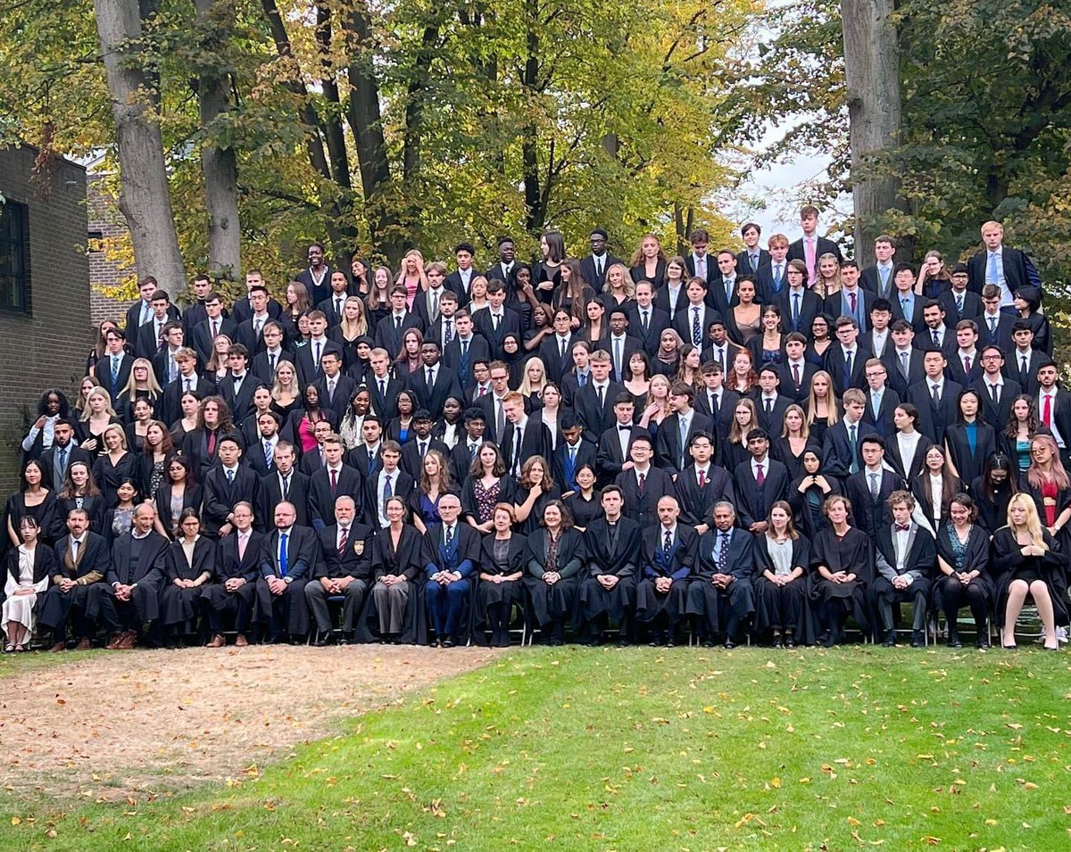 SaraSOwen's tweet photo. Getting ready for the Fitzwilliam College Matriculation photo! Welcome to all our new students! #fitz #fitzfamily #fitzwilliamcollege #fitzwilliamcollegecambridge #Cambridge #cambridgeuniversity @FitzSLO @FitzwilliamColl https://t.co/yAiOjPvoD6