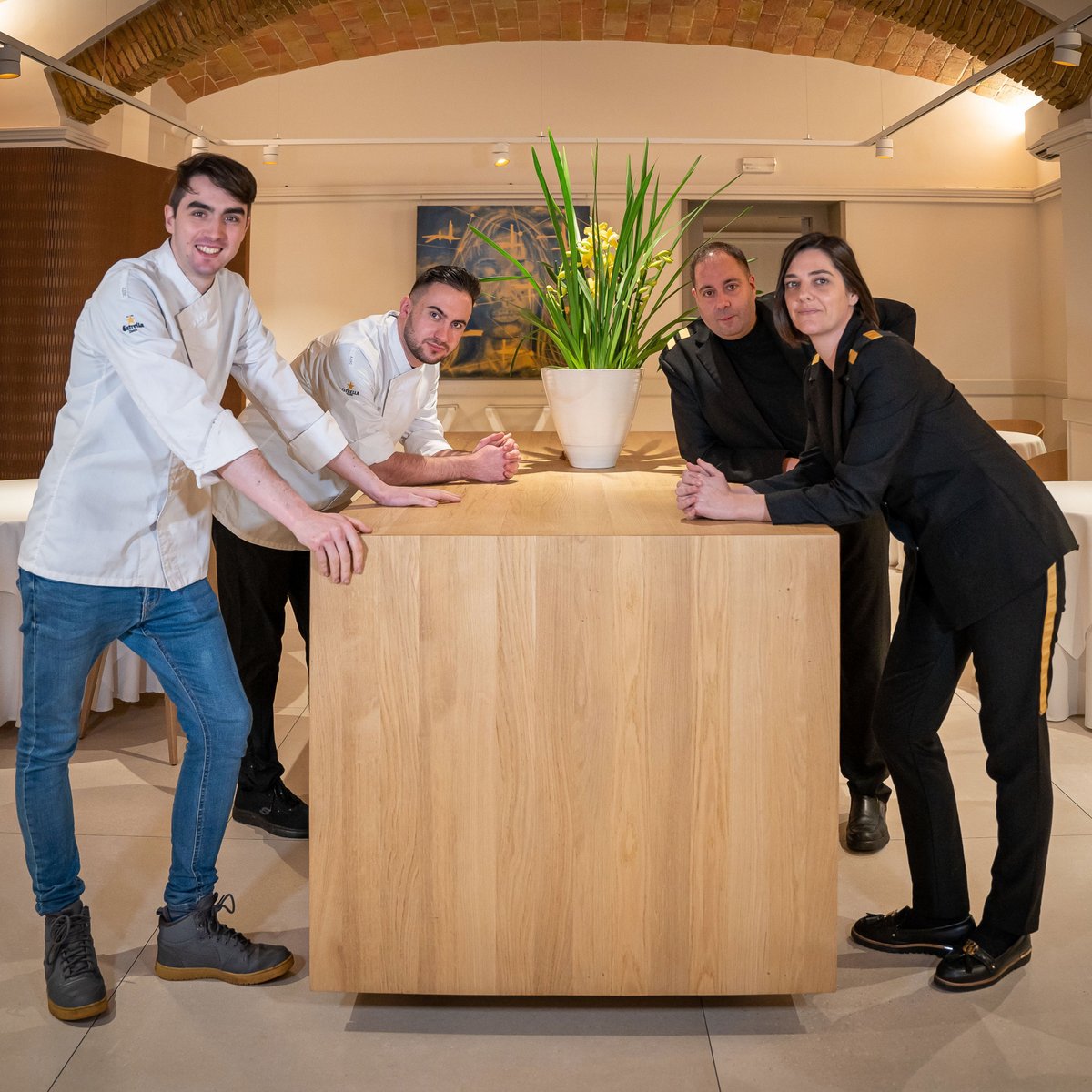 El restaurant <a href="/DivinumGirona/">Divinum</a>  representa tot allò que demanem quan anem a un gran restaurant.
Aquesta és la crònica de <a href="/jordivisit/">Jordi Aparicio</a> 👇👇

"¡Hola Guía Michelin! ¿Hay alguien?" topgirona.com/ca/opinio/hola…
