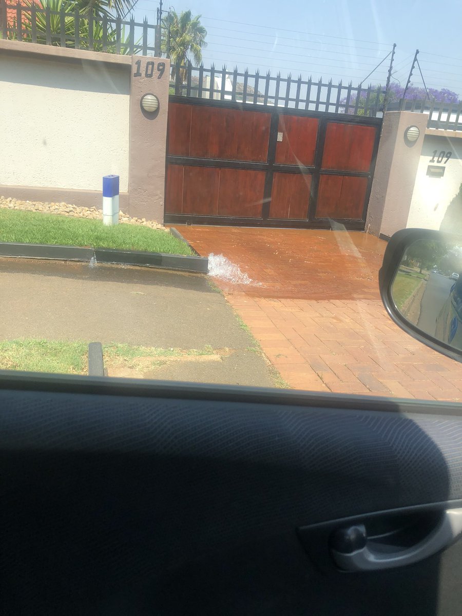 jewelledleaf's tweet photo. @JHBWater  water leak outside 109 4th Ave Linden. https://t.co/kjej8Edbxw