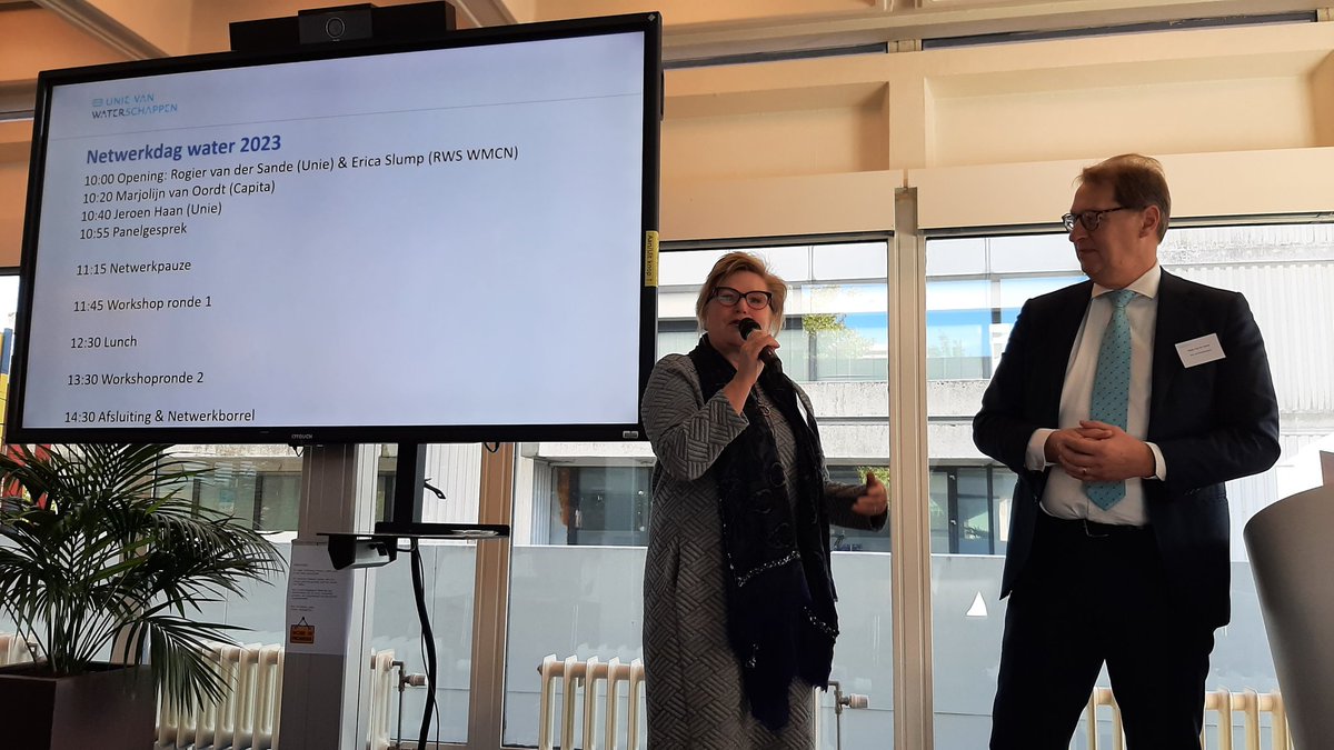 JeroenHaan1's tweet photo. Bij start #netwerkdag #Watercrisis spreken Erica Slump @Rijkswaterstaat & #WaterManagementCenctrumNederland #WMCN met @RogiervdSande, vz Unie van @waterschappen over belang van over (organisatie)grenzen te werken, zeker bij crisis, en nemen verantwoordelijk.
#KennenEnGekendWorden https://t.co/yl0m2pPMRg