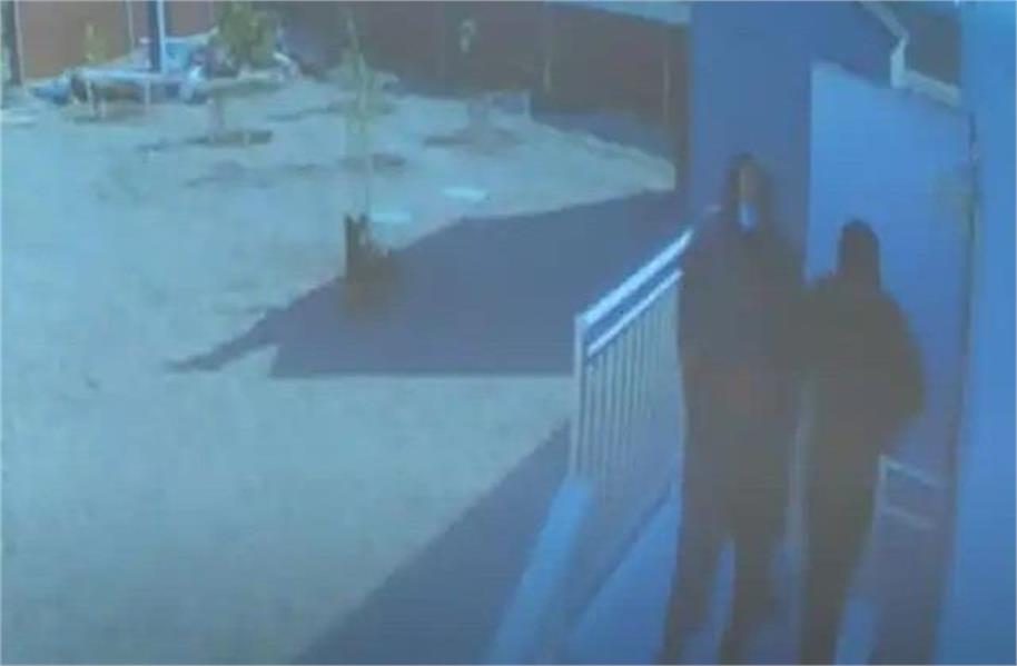 punjabkesari's tweet image. कैलिफोर्निया में सिख परिवार का कैसे हुआ अपहरण, सामने आया VIDEO, 8 साल की बच्ची को भी नहीं छोड़ा 
punjabkesari.in/viral-stories/…
#California #JasdeepSingh #Jasdeep #AmandeepSingh #Jasleen