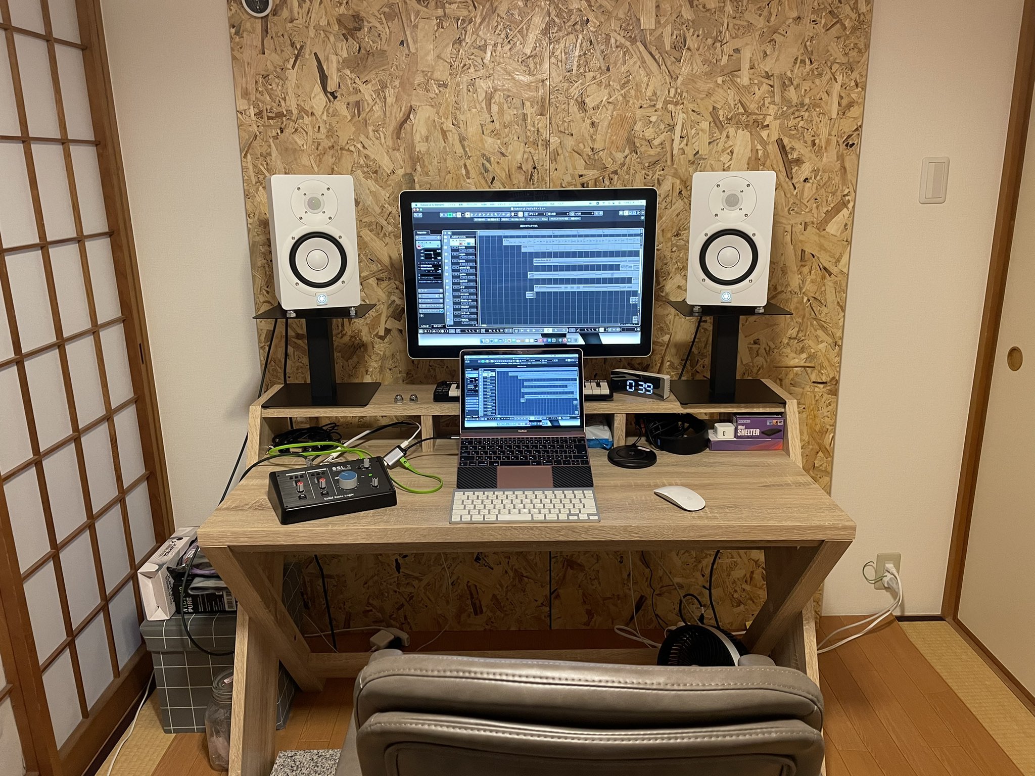 新田そういちろう 実際に機材をすべてセッティングした上で音聴いたら ん ってなったの そんな筈はないと 色々調べたら スピーカーの向きやら 壁との距離やら 後はキャリブレーションモニターね ちゃんとフラットに聴こえてますかってやつね