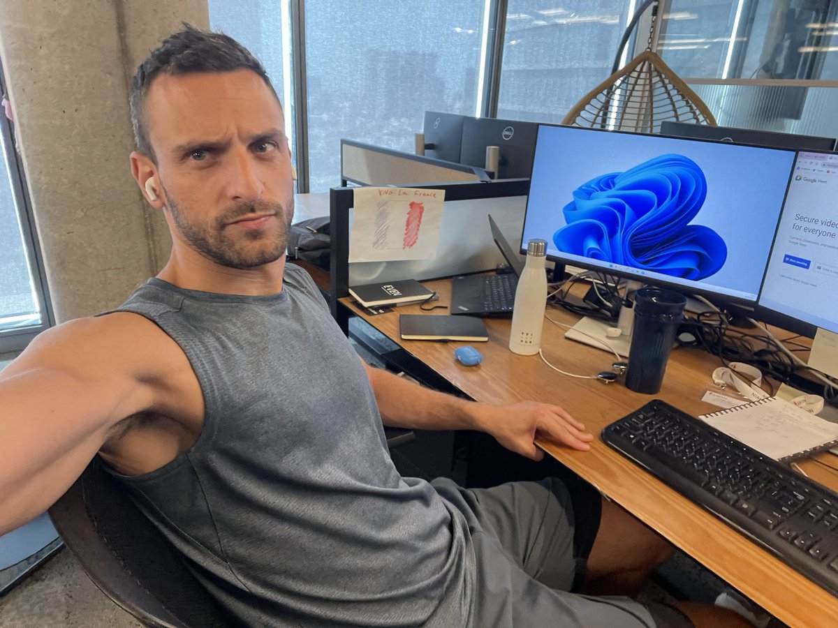 julienbahloul's tweet photo. Quand tu vas à la salle de sport du travail mais que tu oublies d’apporter des habits de rechange et que tu es bloqué toute la journée en tenue de plouc. Et que tu as des zooms importants 💁‍♂️🤦🏻‍♂️ https://t.co/Avgky0Y6yI