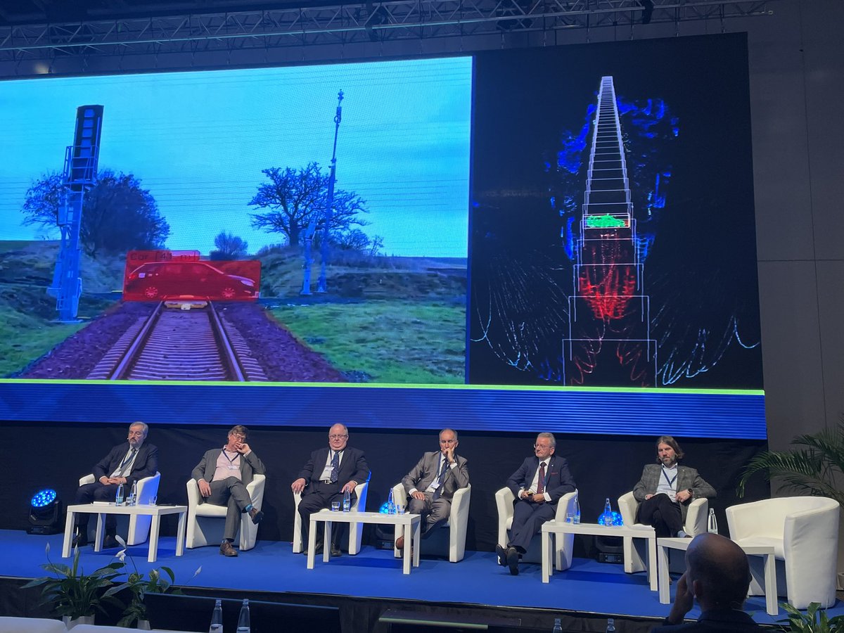 vagoncz's tweet image. Michal Pavel from @azd_praha is delivering Experience with EU research @EURail_JU at #IRFC2022 in Prague. With special focus on breakthrough technologies #ATO and #DriverlessTrain.