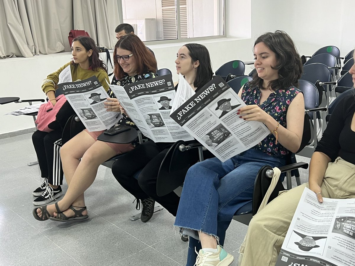 compoliticas's tweet photo. Arranca el taller sobre #FakeNews con el artista #AntoniMuntadas 

Los alumn@s de @Gabifcom reflexionan junto al artista sobre las conclusiones de su proyecto artístico en torno al papel de las noticias y las palabras en la construcción del sentido y del conocimiento social https://t.co/mQUFRMfIZu