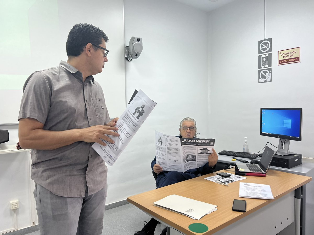 compoliticas's tweet photo. Arranca el taller sobre #FakeNews con el artista #AntoniMuntadas 

Los alumn@s de @Gabifcom reflexionan junto al artista sobre las conclusiones de su proyecto artístico en torno al papel de las noticias y las palabras en la construcción del sentido y del conocimiento social https://t.co/mQUFRMfIZu