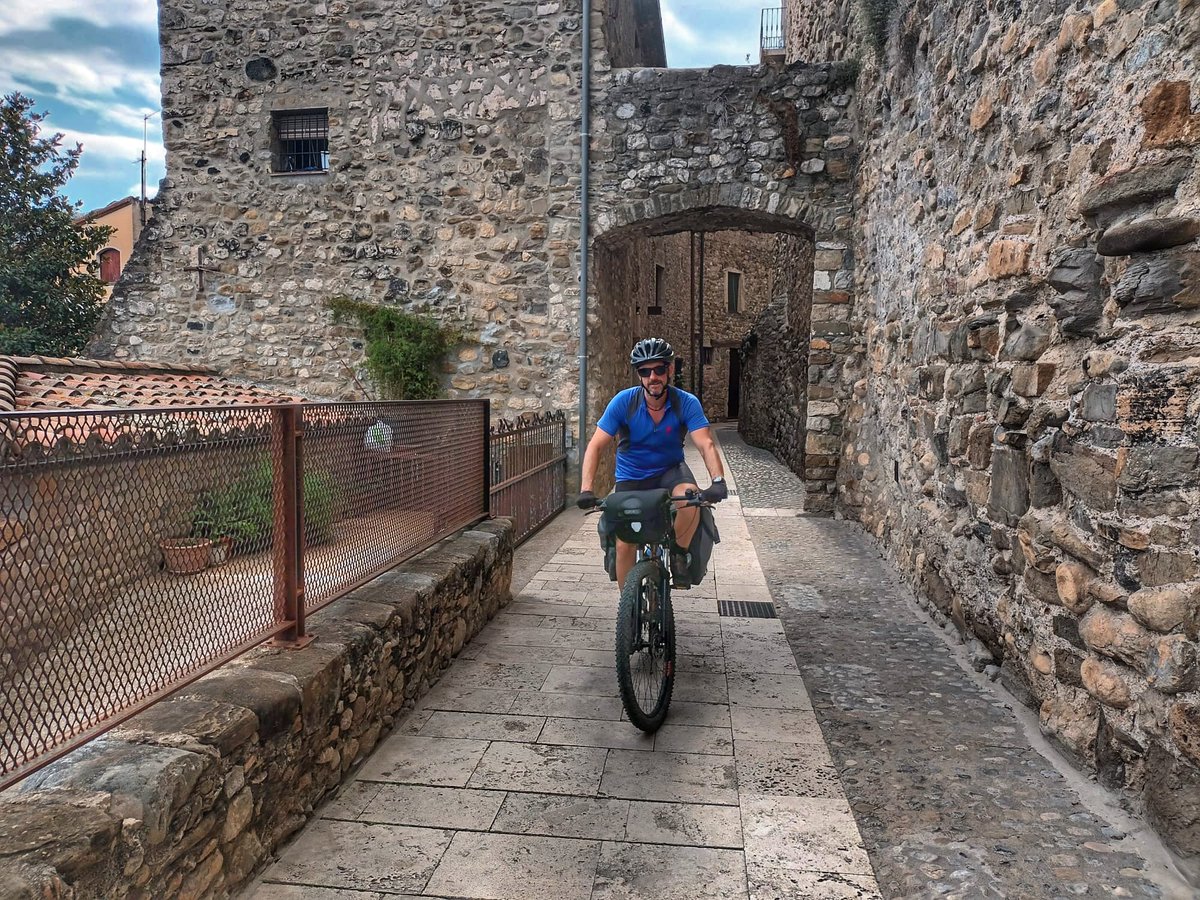 vadebicigrup's tweet photo. 🔴📣DIMECRES 12/10/22. Descobreix la Via Verda Ruta del Tren Pinxo amb VADEBICI !
T'ho perdràs? 😜🚴‍♀️

ℹ️ Hem creat un grup de WhatsApp obert per a més informació: https://t.co/UKGVMv2kwU

#biciCAT #cicloturisme #vadebici #girona #serinya #besalu #viesverdes #rutesguiadespergrups https://t.co/dJ1psmDRsA