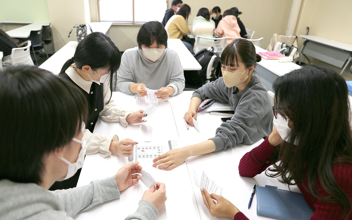 tsb_office's tweet photo. オフィスビジネス学科は、コミュニケーション力をあげるため、グループワークも活発に行っています。今日は個々に与えられた様々な情報を整理し、ゴールを導くワークを行いました。メモNG、口頭のみの情報交換になるので集中力と聞く力���いかに自分の情報を整理し伝えることが試されます。 https://t.co/gIiEjb61EM