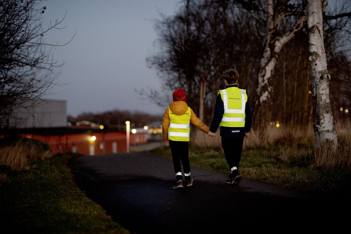 r_vast's tweet photo. Var rädd om dig – på med reflexen!
När mörkret faller blir det svårare att upptäcka varandra i trafiken. Gående och cyklister är speciellt utsatta. En reflexväst eller reflexband över dina kläder gör att du syns ännu bättre. https://t.co/RVF6vT2DS2