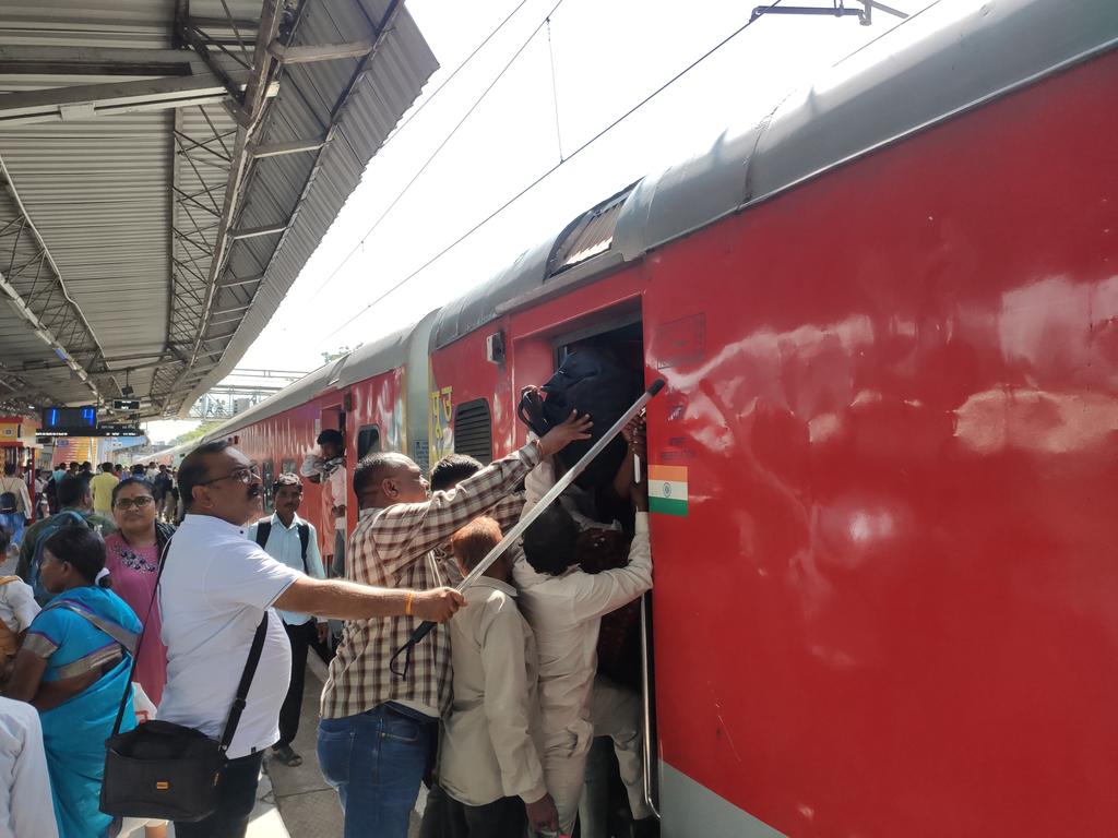 SiyaPatil_'s tweet photo. @RailwaySeva @RailMinIndia @drmcrngp How do people who have reservations should sit in the train?
Train no: 01017. Train is full of unreserved people, please take necessary action. Train departed from Ajni Station. https://t.co/00lgDEo5pB