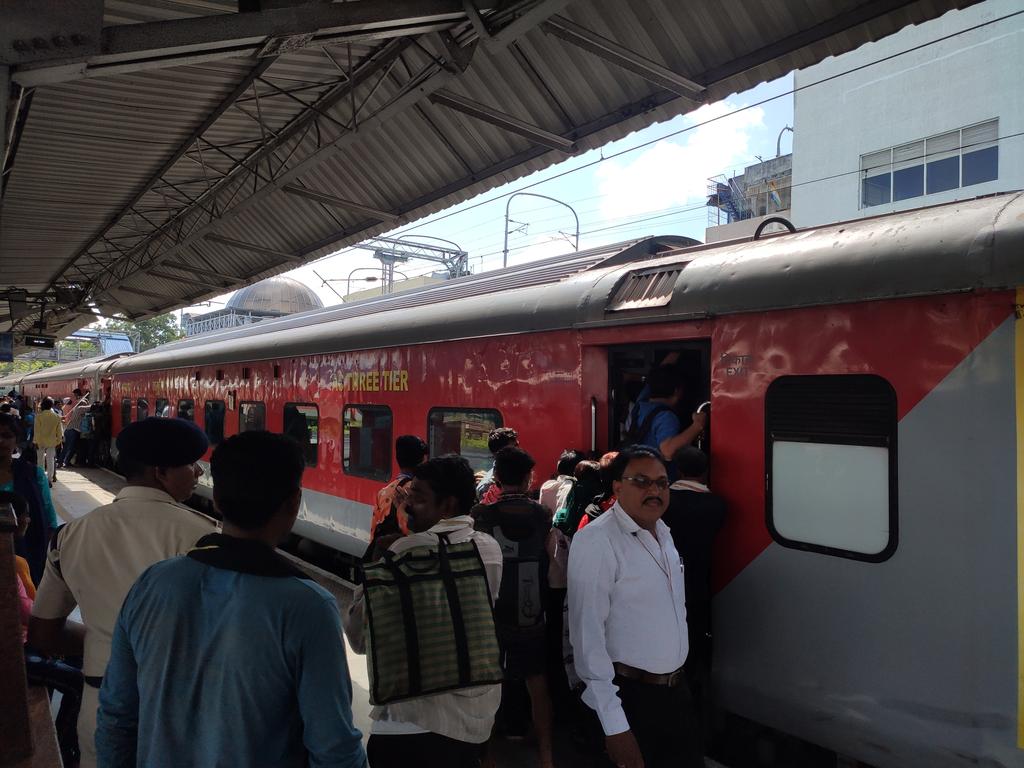 SiyaPatil_'s tweet photo. @RailwaySeva @RailMinIndia @drmcrngp How do people who have reservations should sit in the train?
Train no: 01017. Train is full of unreserved people, please take necessary action. Train departed from Ajni Station. https://t.co/00lgDEo5pB