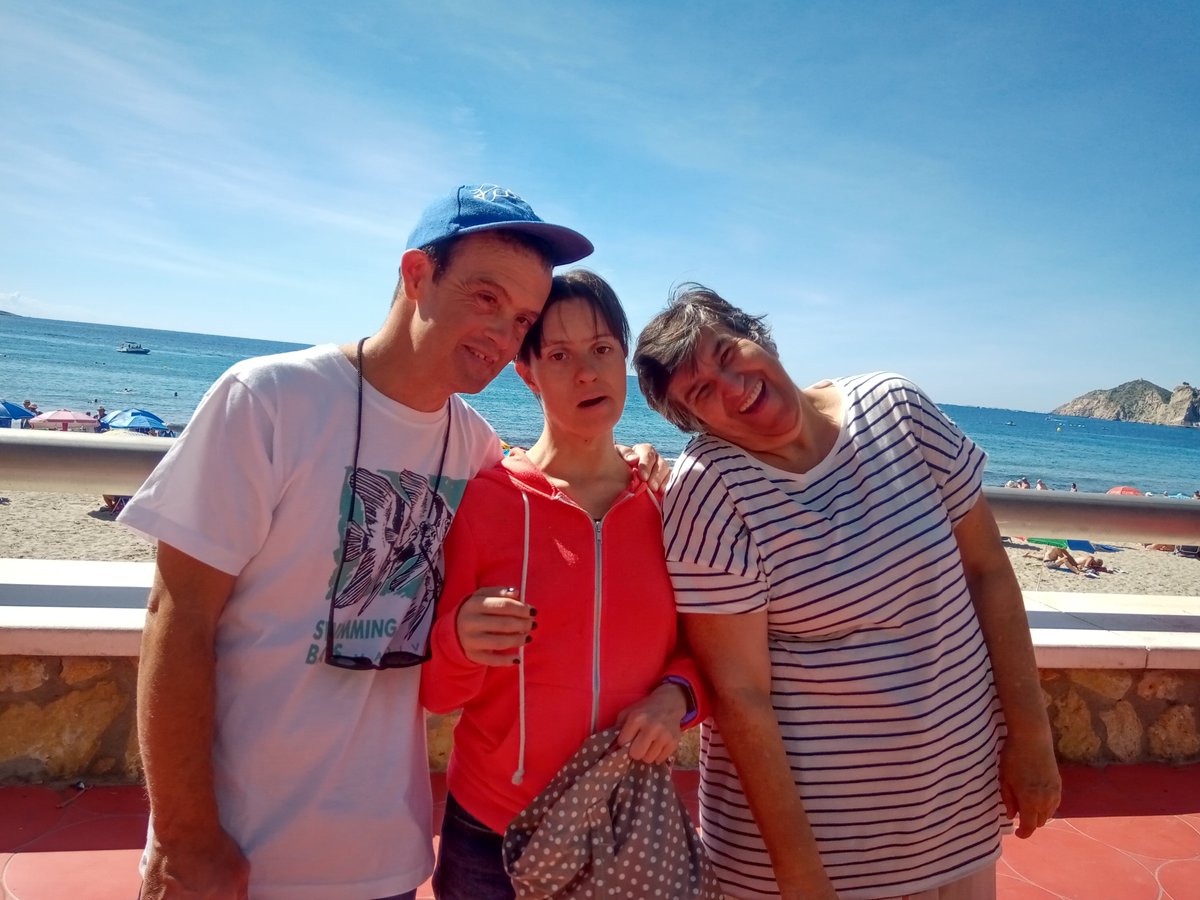 Grupo_Envera_'s tweet photo. Gracias al programa RESPIRO familiar de Envera con el apoyo de @MADRID, hemos disfrutado de unos días estupendos en Benidorm y de su playa, de sus espectáculos y de la acogida de su gente 😎 #Disfriendly https://t.co/4WZ5YEttbE