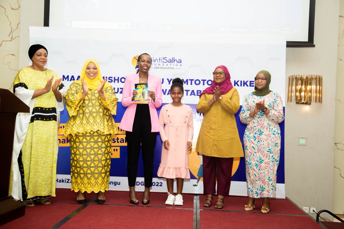 BintiSalhaFound's tweet photo. Kwa kushirikiana na @ShuleDirect kitabu hiki kinategemewa kupatikana katika application ya  @ShuleDirectKids kwa lengo la kuwafikia wanufaika wengi zaidi na pia kuhamasisha matumizi ya teknolojia katika elimu #HakiZanguMaishaYangu 
#BSFTanzania https://t.co/0IAVFryPDV