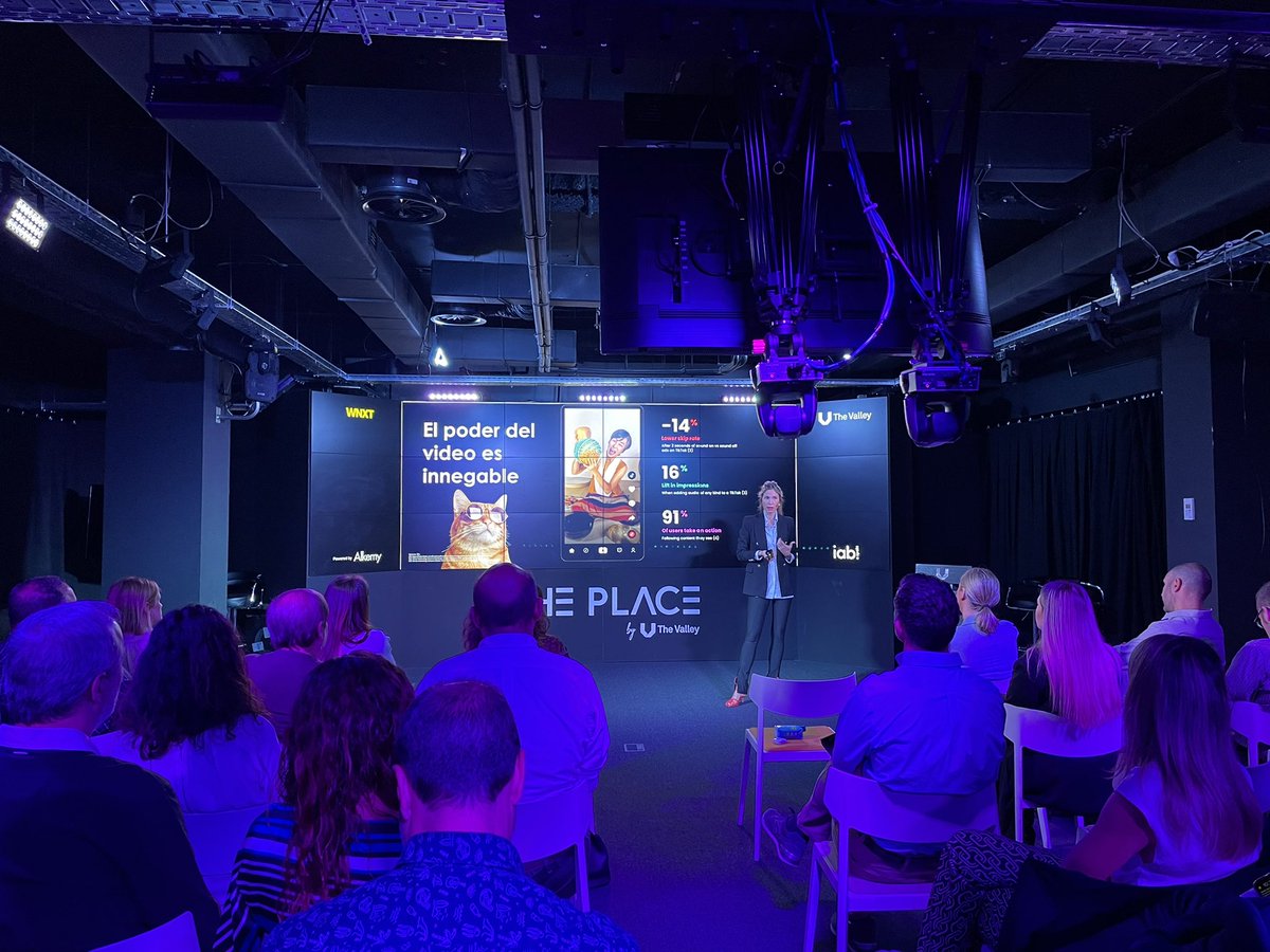 TheValleyDBS's tweet photo. Es el turno de Clara Elliot, Brand Partnerships Lead of @TikTok_ES que nos habla del fenómeno de esta red social 🙌🏻
@AlkemyIberia #WNXT #AlkemyWNXT https://t.co/7jq0bPOwhr