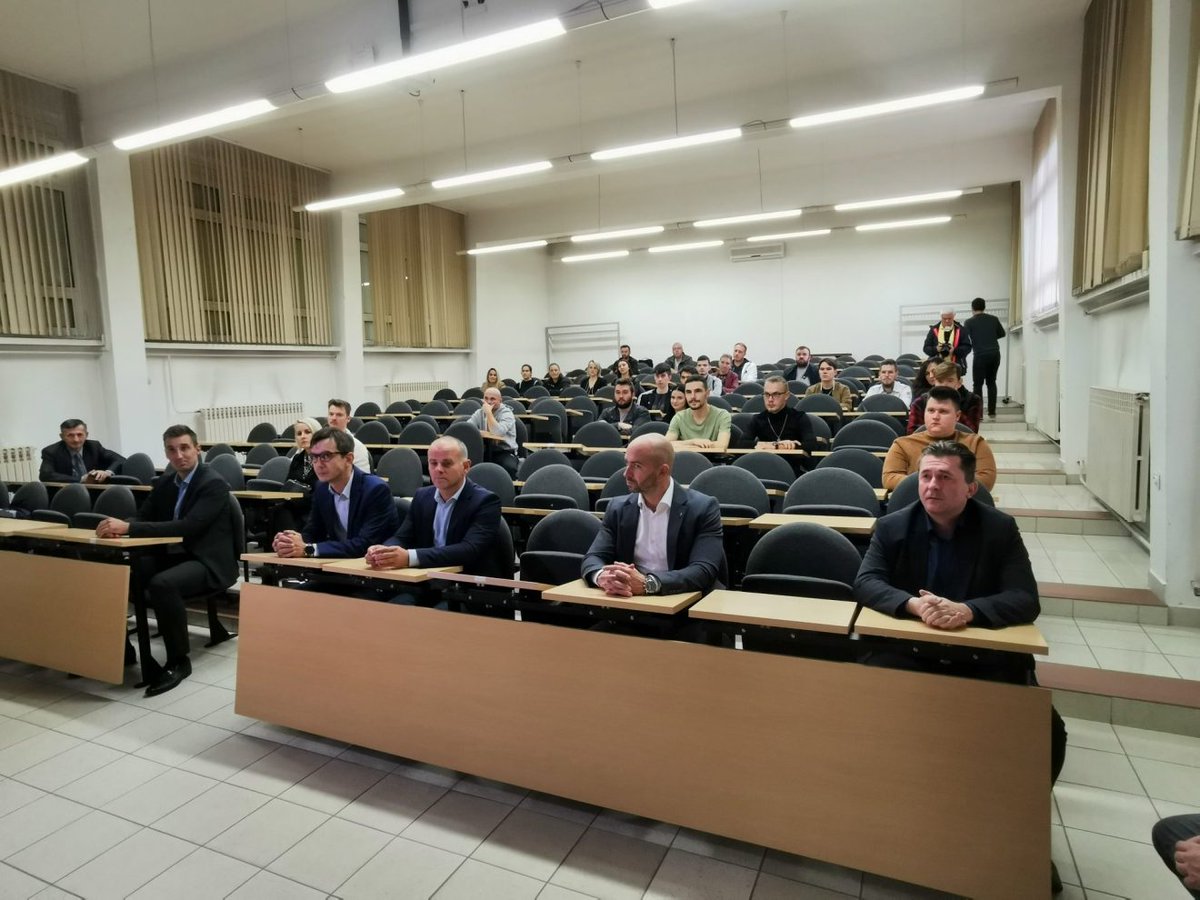 competencentre's tweet photo. 📅04. listopada 2022. u prostoru Glazbene škole Vinkovci organiziran je svečani prijem #treće #generacije studenata 👨🎓👩🎓 na preddiplomskom stručnom studiju drvne tehnologije u Vinkovcima.
👉 Više informacija na: https://t.co/D0dyQEf1IN
#tvojprirodniodabir #drvnatehnologija https://t.co/312D5GaJ45