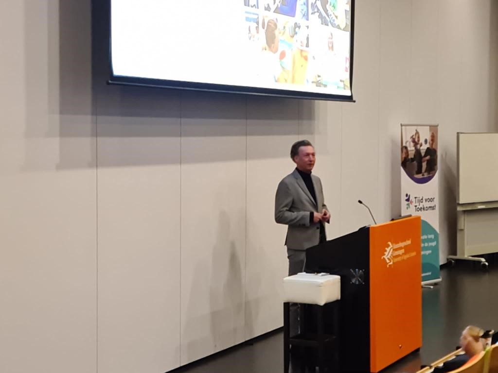 .@tjeerdvd opende vandaag het symposium over Tijd voor Toekomst. Tijd voor Toekomst investeert in de jeugd van de provincie Groningen. Door extra lessen op scholen zetten gemeenten, provincie en onderwijs zich in om kinderen gelijke kansen te geven. @npgroningen @ttoekomst