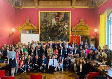 CorazzaEP's tweet photo. Lieto di partecipare alla riunione della
Rete Europe Direct e CDE 

Il nostro partenariato è essenziale per la partecipazione e la democrazia 🇪🇺

con 
@Europarl_IT @europainitalia 
@17tommasi
Manuel Scalzotto @UniVerona 
@AParentiEU @ElenaGrechEU 
@MassimoPronio 
@EuropeDirectVR https://t.co/5jJRkjDwfP