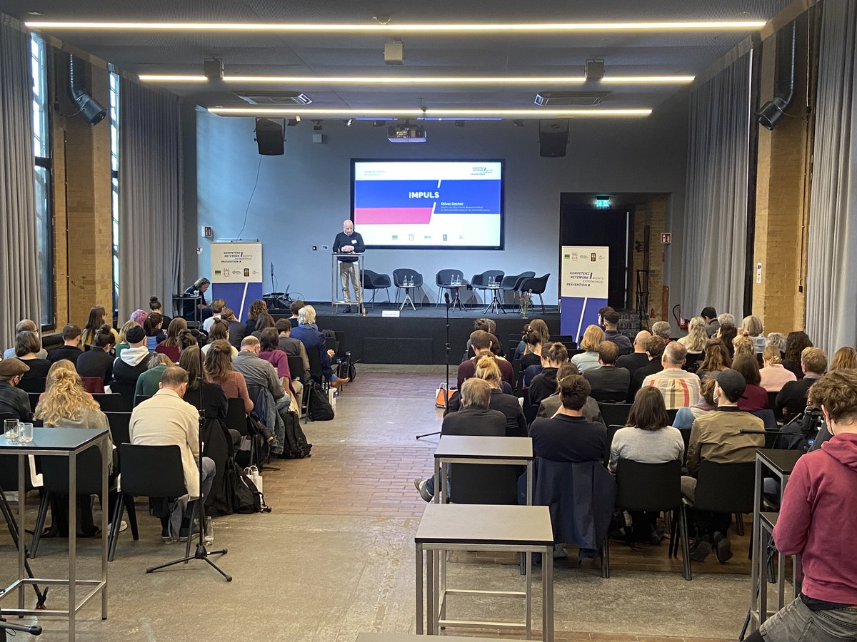 GesichtZeigen's tweet photo. Es geht los! Die Fachkonferenz des Konferenznetzwerks für Rechxtsextremismusprävention #Komprex22 findet heute in Berlin statt. Als Netzwerk werden wir uns gemeinsamen mit unseren Teilnehmer*innen die Frage stellen: https://t.co/s6v4mAv1Rv
