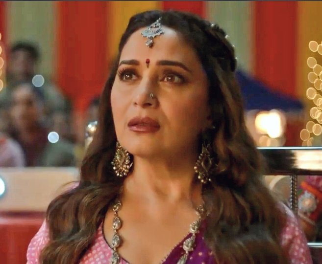 smarcela81's tweet photo. madhuri dixit in maja ma: goddess; simply perfect https://t.co/Tv1DhhsfXs