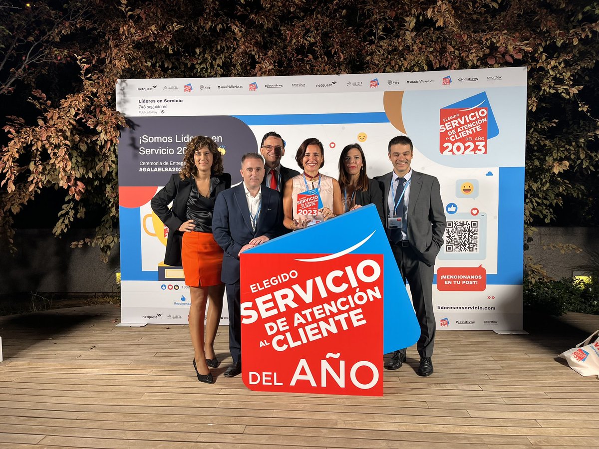 Muy contenta de haber asistido junto a <a href="/mmonzollopis/">María Monzó Llopis</a>, directora de clientes de <a href="/Agbar/">Agbar</a>, y parte del equipo, a recoger el premio “Elegido Servicio al Cliente del Año", de empresas suministradoras de agua, por <a href="/LideresServicio/">Líderes en Servicio</a>. Tenemos al mejor equipo💪🏻 #clienteenelcentro