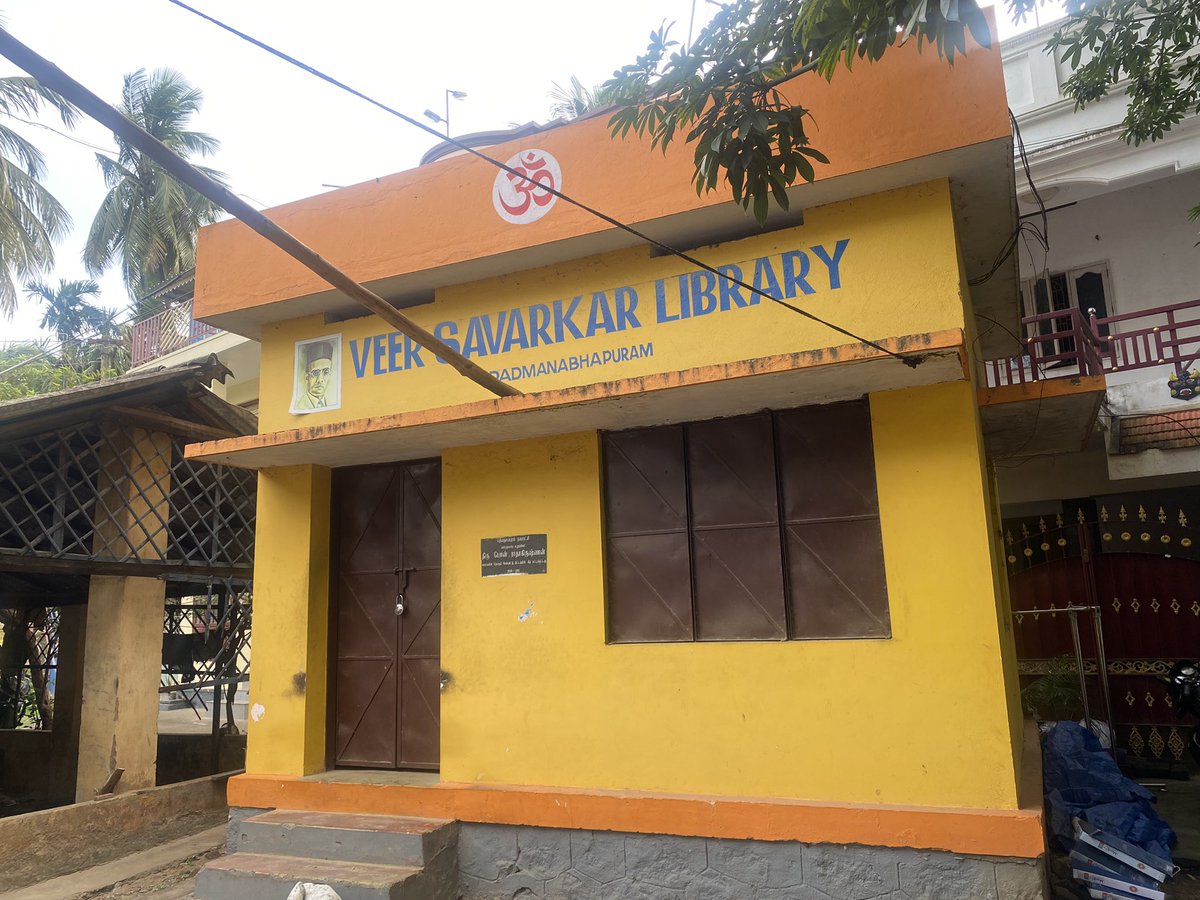 तमिलनाडु के पद्मनाभपुरम में #वीर_सावरकर लाइब्रेरी. पूछने पर पता चला कि सिर्फ़ वीर सावरकर से जुड़ी किताबें यहाँ रखी गई हैं.