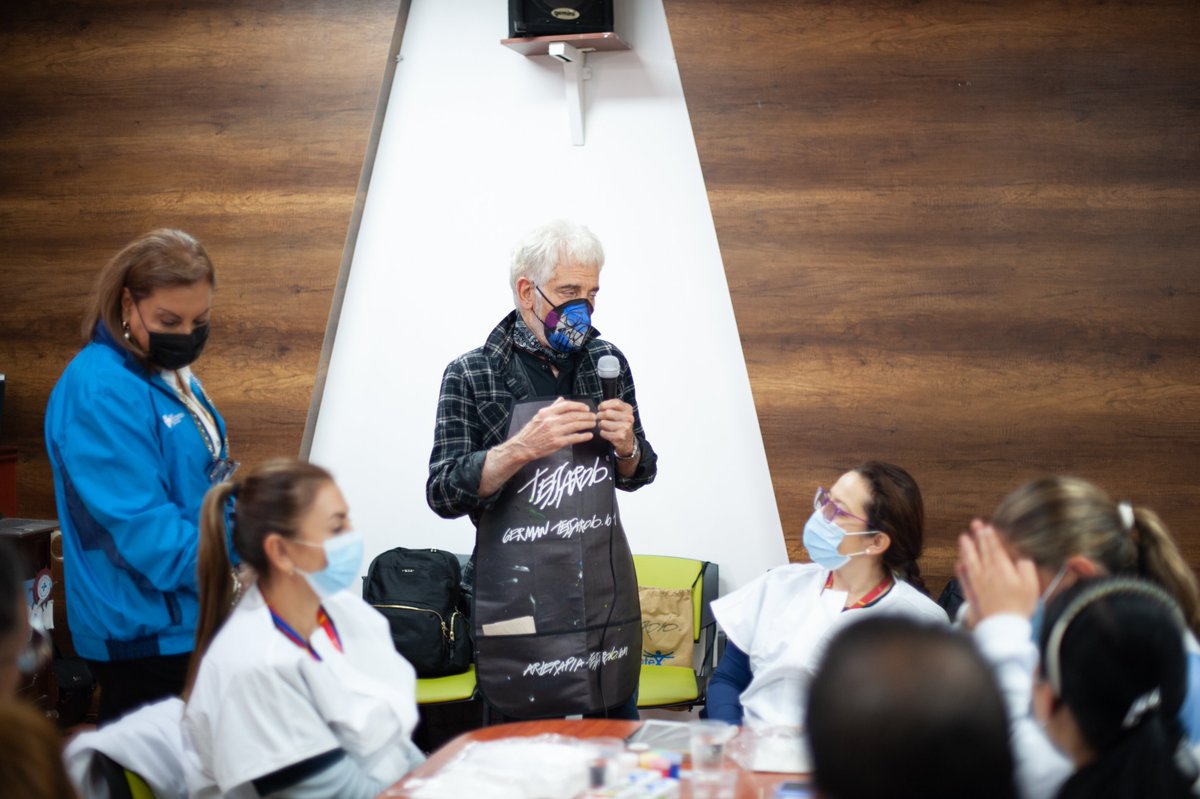 arterapiatess's tweet photo. Taller de Humanizarte en @SubRedCentroOri cargada de emociones, magia y sensibilidad para mejorar sus habilidades comunicativas que les permitan tratar dignamente al paciente, la familia y servir de corazón a corazón.

Gracias @AnaLuciaCabeza1, una linda experiencia. 🫶🏼 https://t.co/ojsmPZorpr
