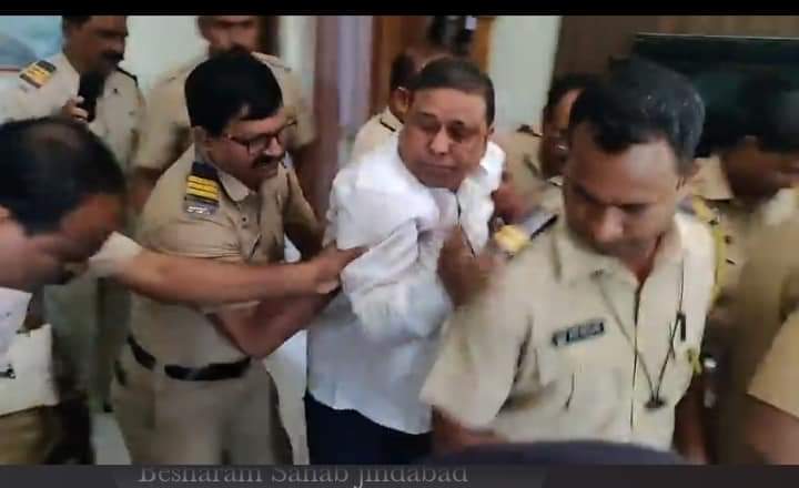महाराष्ट्र के जिला नागपुर में आर एस एस कार्यालय घेराव के संबंध में बामसेफ राष्ट्रीय अध्यक्ष वामन मेश्राम को गिरफ्तार किया जाना सरकार की ताना शाही है इसे किसी भी सूरत में बर्दाश्त नहीं किया जाएगा। <a href="/DGPMaharashtra/">महाराष्ट्र पोलीस - Maharashtra Police</a>