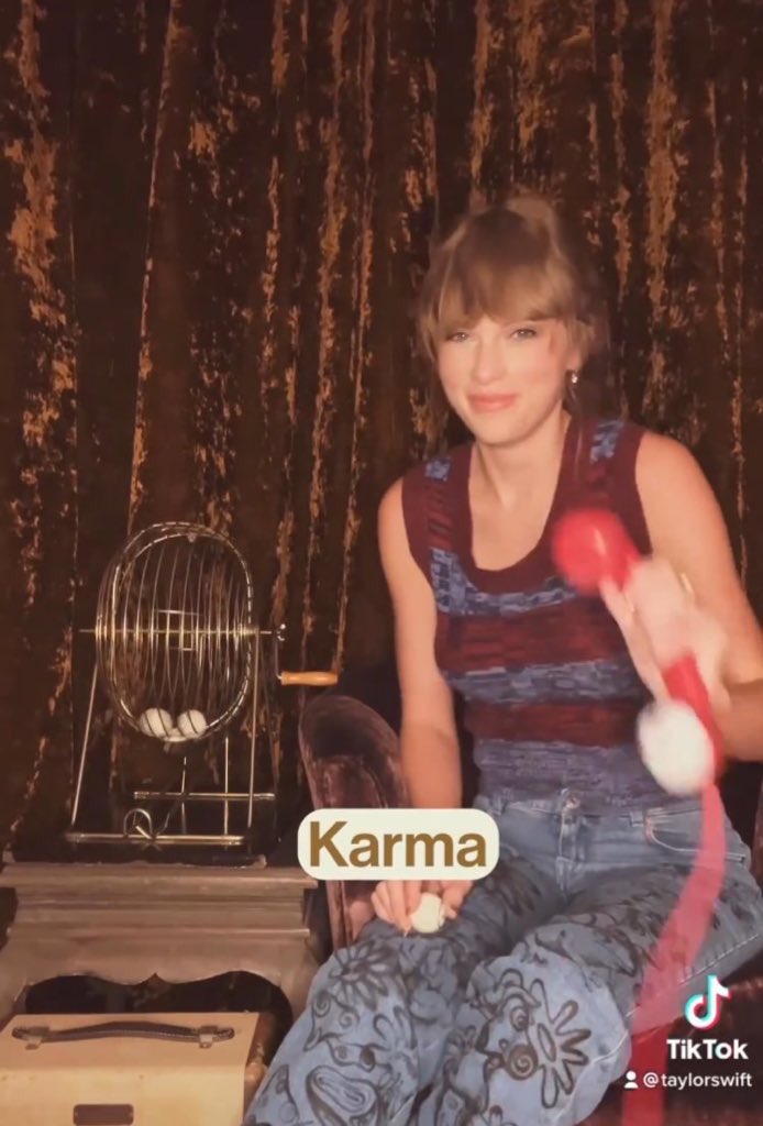 bellazzle's tweet photo. @taylornation13 yes she can #MidnightsMayhemWithMe https://t.co/M9kAbnpdQK