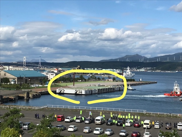 DOSANKOKAWABATA's tweet photo. いつもは築地にある防災フロート、今日は入江に鎮座
災害時に活躍ですが、釣り大会や海上パーティなどで使うという考えは今の室蘭ではとんでもない発言かもしれません
インフラ観光としてはアリだと思うのですが https://t.co/TtC9Nsvlis