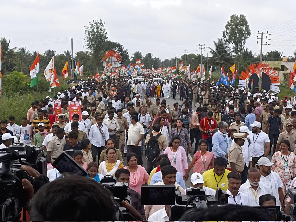 swaraj76's tweet photo. #BharatJodoYatra @RahulGandhi
@SoniaGandhiiINC yatra in #Mandya district near #Belluru cross.
@XpressBengaluru 
@AshwiniMS_TNIE https://t.co/LhEbjV4hse