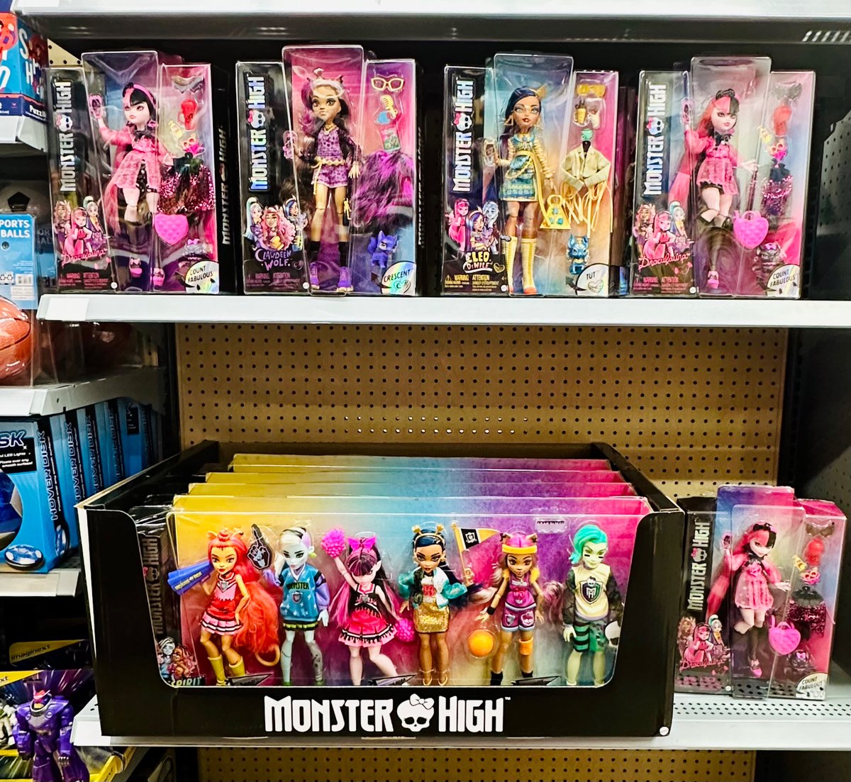pmont81's tweet photo. @shiimexx @MonsterHigh Seen them at Walmart today! It was an amazing sight! https://t.co/TVwwKcKRLv