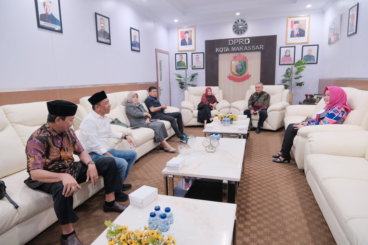 SetwanDPRDMks's tweet photo. Wakil Ketua DPRD Makassar, A. Suhada Sapaile &amp; A. Nurhaldin NH serta Beberapa Anggota DPRD Makassar, Menerima Kunjungan Pimpinan DPRD Yogjakarta terkait optimalisasi peran pimpinan DPRD dlm  mewujudkan fungsi pengawasan. kamis, 06/10/2022 diruang pertemuan pimpinan DPRD Makassar. https://t.co/FuLcmU8Wop