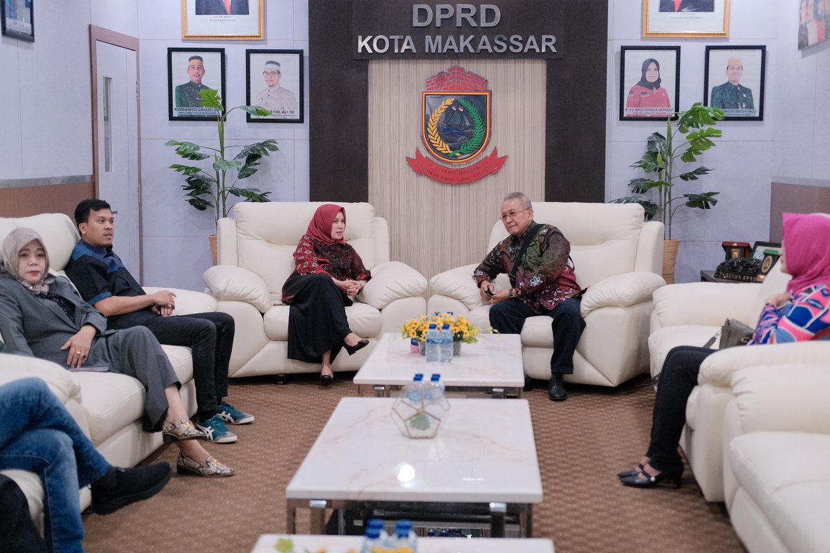 SetwanDPRDMks's tweet photo. Wakil Ketua DPRD Makassar, A. Suhada Sapaile &amp; A. Nurhaldin NH serta Beberapa Anggota DPRD Makassar, Menerima Kunjungan Pimpinan DPRD Yogjakarta terkait optimalisasi peran pimpinan DPRD dlm  mewujudkan fungsi pengawasan. kamis, 06/10/2022 diruang pertemuan pimpinan DPRD Makassar. https://t.co/FuLcmU8Wop