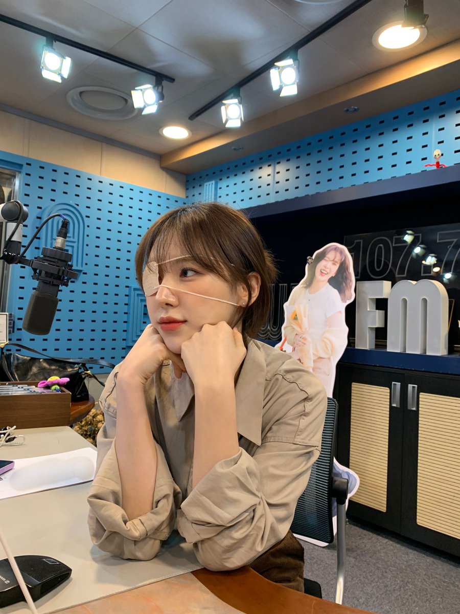 Perempuan ber-eyepatch