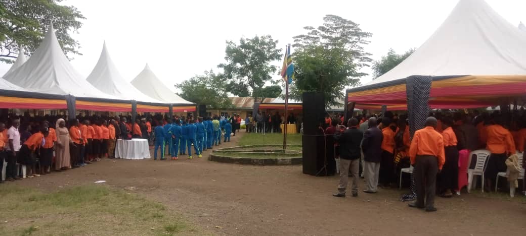 AwrLightFM's tweet image. SUPPORT GIRL CHILD EDUCATION; Kabbyanga.

The state minister for ICT and national guidance Hon. Godfrey Kabbyanga asks teachers across Kasese district to join the campaign of educating a girl child in order to end early marriages. 

Story by; Evelyn Kabugho
#LightFM NewsDesk