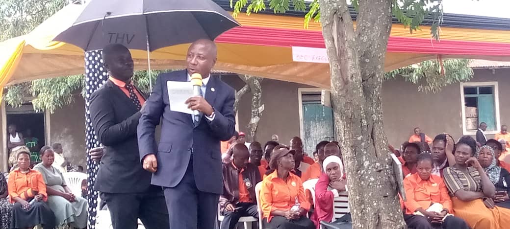 AwrLightFM's tweet image. SUPPORT GIRL CHILD EDUCATION; Kabbyanga.

The state minister for ICT and national guidance Hon. Godfrey Kabbyanga asks teachers across Kasese district to join the campaign of educating a girl child in order to end early marriages. 

Story by; Evelyn Kabugho
#LightFM NewsDesk