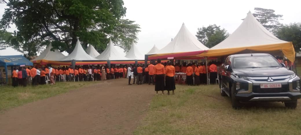 AwrLightFM's tweet image. SUPPORT GIRL CHILD EDUCATION; Kabbyanga.

The state minister for ICT and national guidance Hon. Godfrey Kabbyanga asks teachers across Kasese district to join the campaign of educating a girl child in order to end early marriages. 

Story by; Evelyn Kabugho
#LightFM NewsDesk