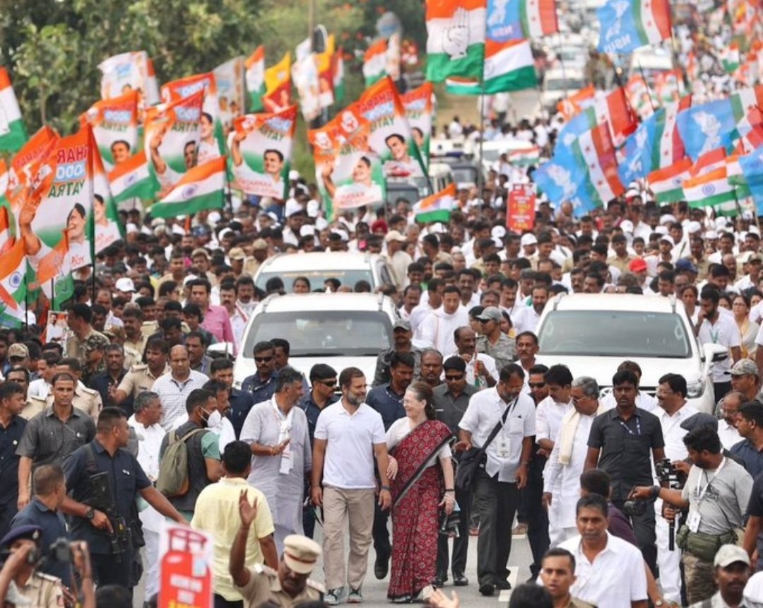 fcbpratyush's tweet photo. Sonia Gandhi joins the Bharat Jodo Yatra of Congress with her son Rahul Gandhi in Mandya district of Karnataka. How will this turn out for the INC with the upcoming INC President elections. 

#BharatJodoWithSoniaGandhi https://t.co/TXVwOMoXme