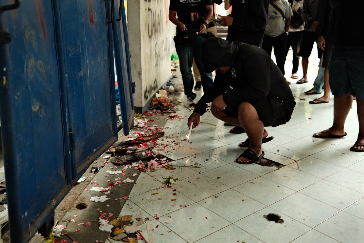 JesWashington's tweet photo. This week, we met Arema Apache members. 'Our friends died. 2 men and 1 woman. When we bought tickets, we never thought they would cost our lives. For now, we won't watch football in a stadium again,' Wingga Prayogo said, as the group lit candles to honour their friends. https://t.co/ayjCijyz2V