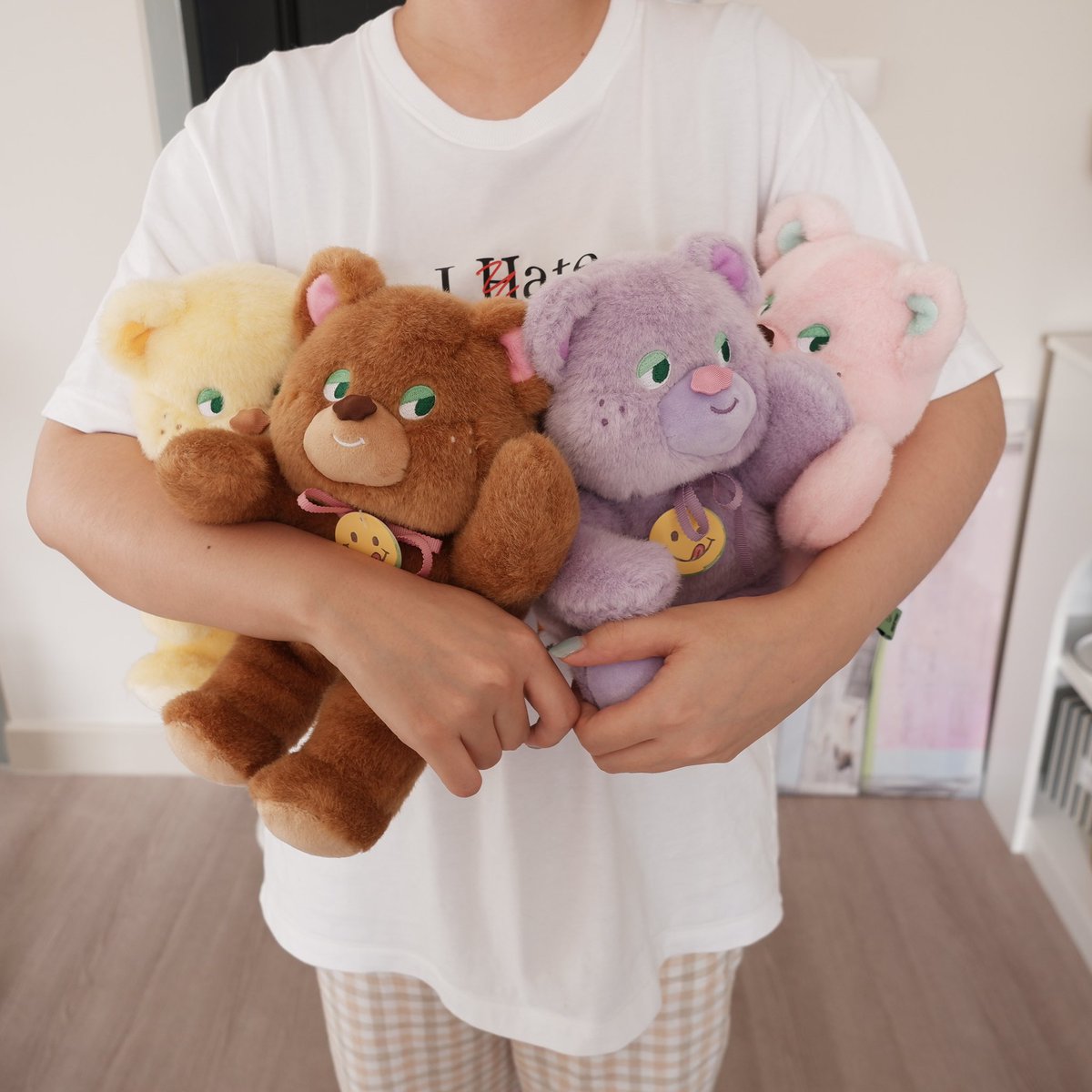 Viviennewonder's tweet photo. ขอรีวิวของน่ารักที่ไม่ได้มีประโยชน์อะไร แต่มีแล้วอุ่นใจพอ 55555 ล่าสุดพรีตุ๊กตา Sugar Bear Knotted ของเกาหลีมา แบรนด์นี้ชอบทำอะไรน่ารักๆ หมีมีทั้งหมด 4 สี หมีน่ารัก ดีเทลดีมาก เหมาะกับตั้งโชว์มากกว่าเอามากอดนอนทางเราก็เอามาให้หมด ต้องครบแก๊งจ้า https://t.co/OHKF0hKUFV