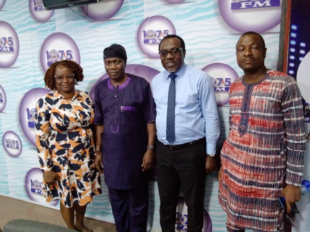 mlgca_lasg's tweet photo. Special Adviser 2 the Governor on Community Affairs Hon. Babatunde Adewale Jimoh on a Live Weekly Radio Programme #IdagbasokeIgberiko on Radio Lagos 107.5FM on Wed., 5th October, 2022.
#MrBabajideOlusolaSanwoOlu
#ForAGreaterLagos
#IgbegaIpinleEko
#AjumoseNi
#BiBiiRe
#mlgca https://t.co/9pKUBnJ01E