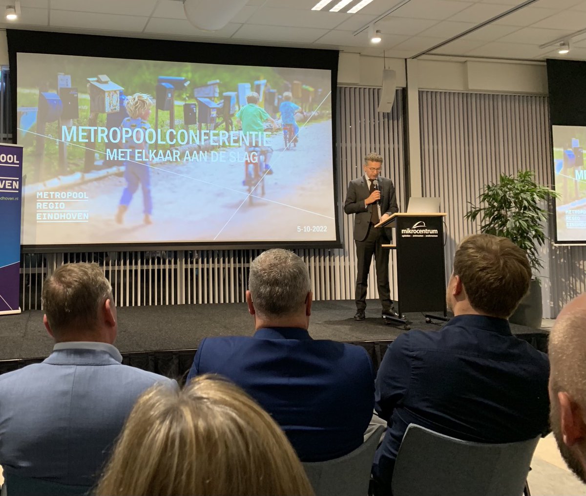 pmeeuwis's tweet photo. Goede interactie en saamhorigheid op de regioconferentie van metropoolregio Eindhoven ⁦@MRE_netwerk⁩. Veel draagvlak bij raadsleden over schaalsprong in economie, energie transitie, verbeteren mobiliteit en vernieuwing landelijk gebied. Sterke start ⁦@J_Dijsselbloem⁩! https://t.co/AoPLqyk3TL