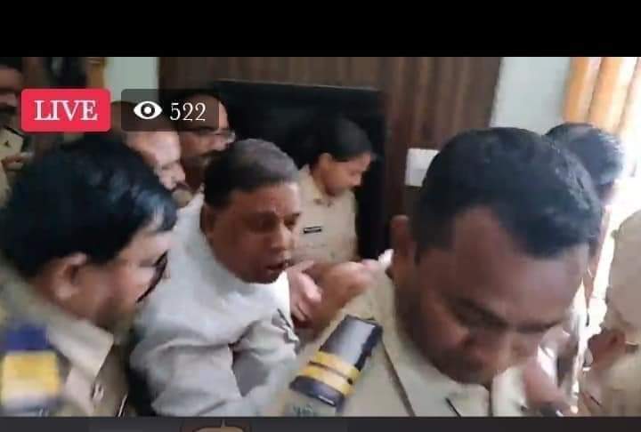 देशभर के बहुजनो अब नही तो कभी नही।

#वामन_मेश्राम_को_रिहा_करो

यह आवाज दो और ब्राम्हणवादी के खिलाफ जंग के लिए मैदान में एकता दिखाव।
#वामन_मेश्राम_से_RSS_डरा