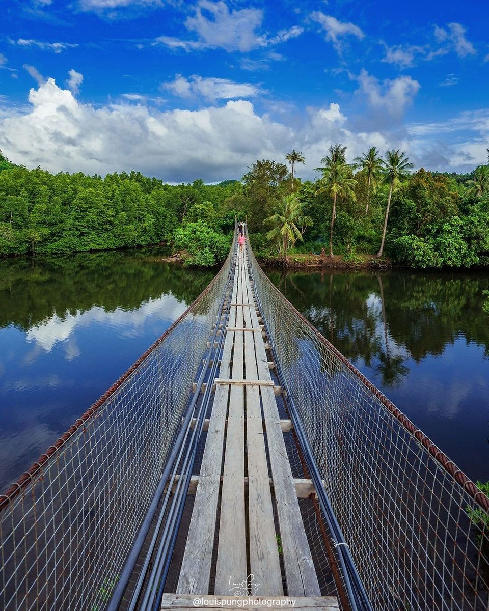 WTravelMagazine's tweet photo. Love the #ruralescape of #Sabah! This is an #offthebeatenpath spot in #Kudat, one of the many rural destinations in Sabah. This is #KampungLonggomKecil, a #rusticescape, far from city life.
๐ท @louispungphotography
#malaysia #village #kampong #Travel
Reposted from @sabahtourism https://t.co/DHsuLNzTXj