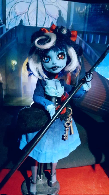 Gisselene the living doll.But nos is an actual doll! Im bwry happy with this custom. Perfect por this spooky season. #dollrepaint #oakdoll 