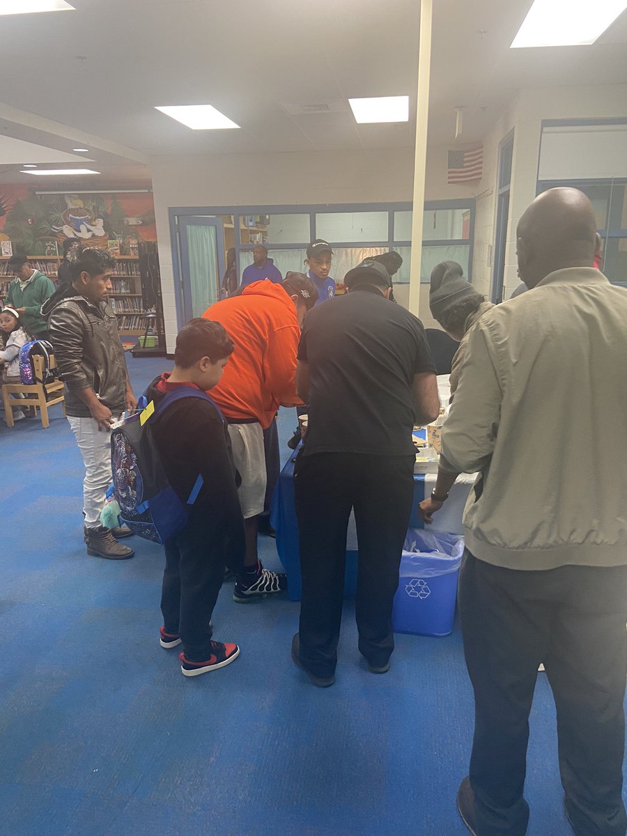 skillset_lyons's tweet photo. 🦅Taylor Stratton Elementary 🍎 Donuts for Dad’s today was awesome!! #EaglesNation📚@drjoimitchell @DrNatalynGibbs @MetroSchools 🙌🏾 https://t.co/X8RCpCISoc